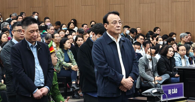 Chủ tịch Tân Hoàng Minh liên tục lau nước mắt khi nghe luật sư bào chữa cho con trai - Ảnh 1.