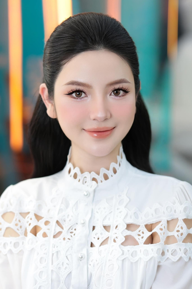 Quang Hải vắng nhà, Chu Thanh Huyền hết khoe ảnh bikini gợi cảm lại trang điểm như búp bê, sẵn sàng làm cô dâu - Ảnh 2.