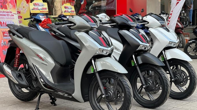 Giá xe máy lao d&ocirc;́c mạnh cuối th&aacute;ng 3: Honda Vision từ 30 tri&ecirc;̣u đ&ocirc;̀ng, SH, Air Blade, Janus. Winner X... rẻ hi&ecirc;́m th&acirc;́y, c&oacute; xe tặng k&egrave;m smartphone - Ảnh 2.
