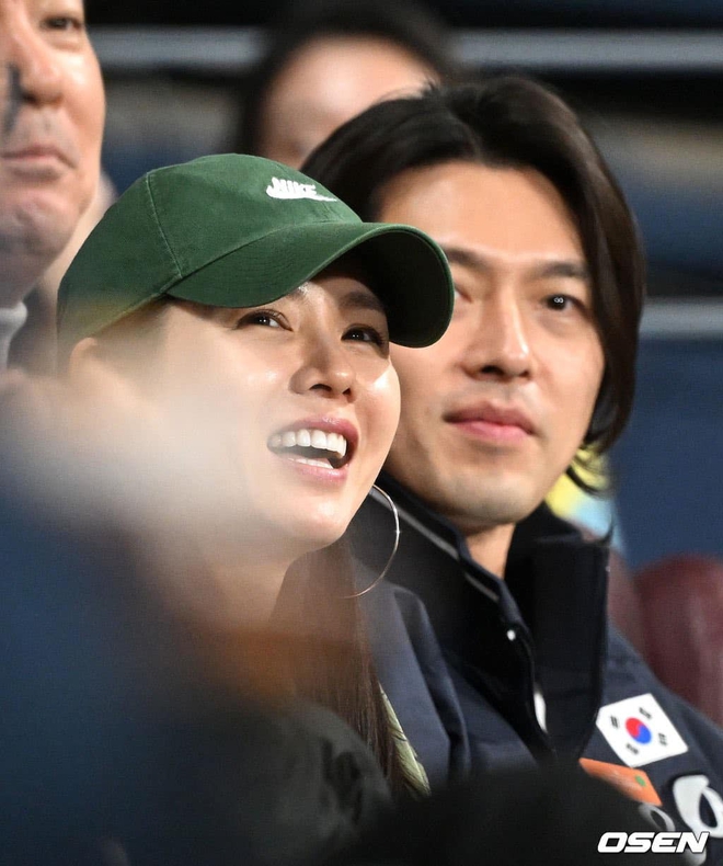 Hyun Bin gây xôn xao vì ngoại hình trong buổi xem bóng chày với vợ, netizen cảm thán: Son Ye Jin dùng hao quá - Ảnh 3.