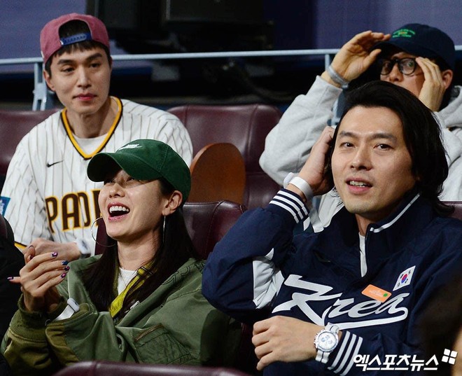 Hyun Bin gây xôn xao vì ngoại hình trong buổi xem bóng chày với vợ, netizen cảm thán: Son Ye Jin dùng hao quá - Ảnh 2.