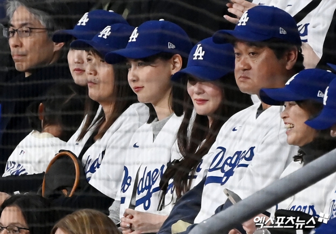 Một mỹ nhân gây sốt trên khán đài môn bóng chày tại Hàn Quốc những ngày qua, lấn lướt cả chị đẹp Son Ye Jin - Ảnh 6.