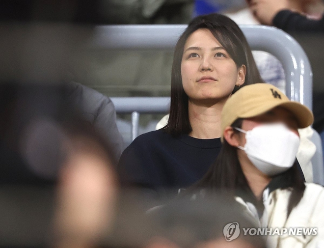 Một mỹ nhân gây sốt trên khán đài môn bóng chày tại Hàn Quốc những ngày qua, lấn lướt cả chị đẹp Son Ye Jin - Ảnh 2.