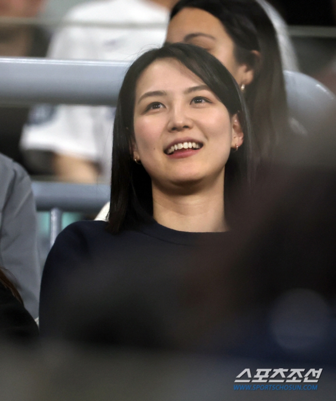 Một mỹ nhân gây sốt trên khán đài môn bóng chày tại Hàn Quốc những ngày qua, lấn lướt cả chị đẹp Son Ye Jin - Ảnh 1.