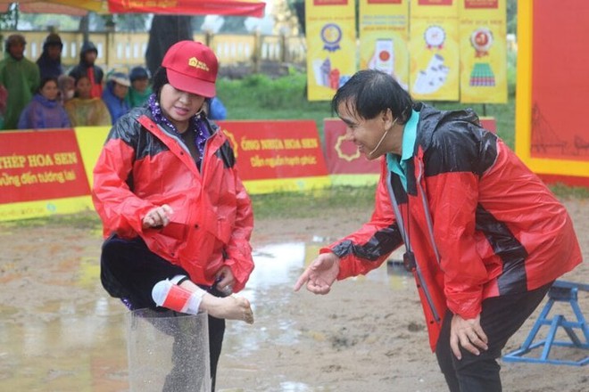 NSND Thanh Lam đội mưa, lội bùn tham gia chương trình vì người nghèo - Ảnh 4.