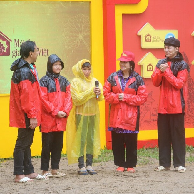 NSND Thanh Lam đội mưa, lội bùn tham gia chương trình vì người nghèo - Ảnh 3.