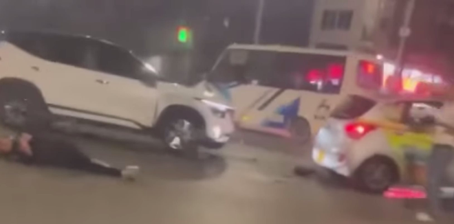Hà Nội: Ô tô hất văng xe máy dừng chờ đèn đỏ, hai người bị thương nặng - Ảnh 1.