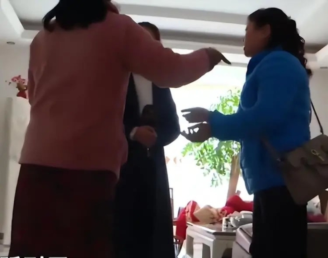 Hai con gái đuổi mẹ ra khỏi nhà không cho bà hưởng tài sản của cha quá cố: Thân phận trước kia của bà ấy không phải bình thường! - Ảnh 2.