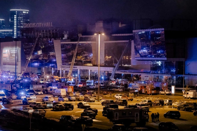 Cảnh tượng kinh hoàng vụ tấn công tồi tệ nhất ở Nga nhiều năm qua: Ngàn người hoảng loạn giẫm đạp chạy trốn, toà nhà lớn chìm trong biển lửa - Ảnh 7.