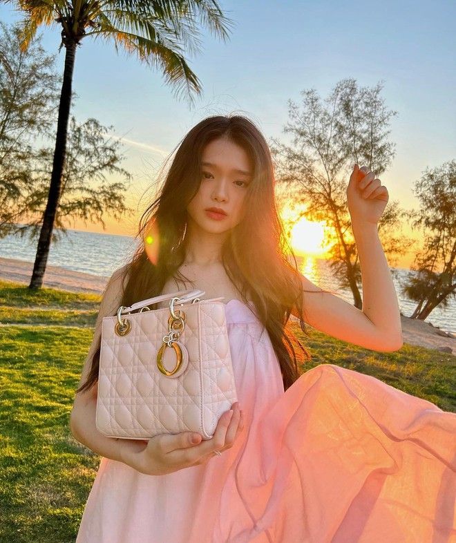 Mỹ nh&acirc;n 21 tuổi mua nh&agrave; v&agrave; chơi đồ hiệu như nữ đại gia, qu&aacute; khứ từng bị n&eacute;m đ&aacute; v&igrave; ph&aacute;t ng&ocirc;n xem thường điểm đại học - Ảnh 4.
