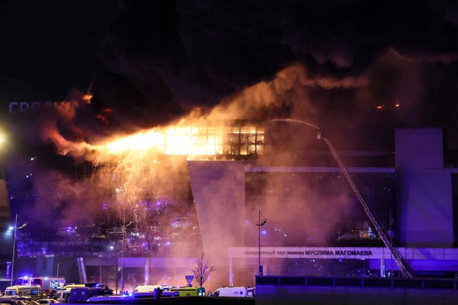 Cảnh tượng kinh hoàng vụ tấn công tồi tệ nhất ở Nga nhiều năm qua: Ngàn người hoảng loạn giẫm đạp chạy trốn, toà nhà lớn chìm trong biển lửa - Ảnh 3.