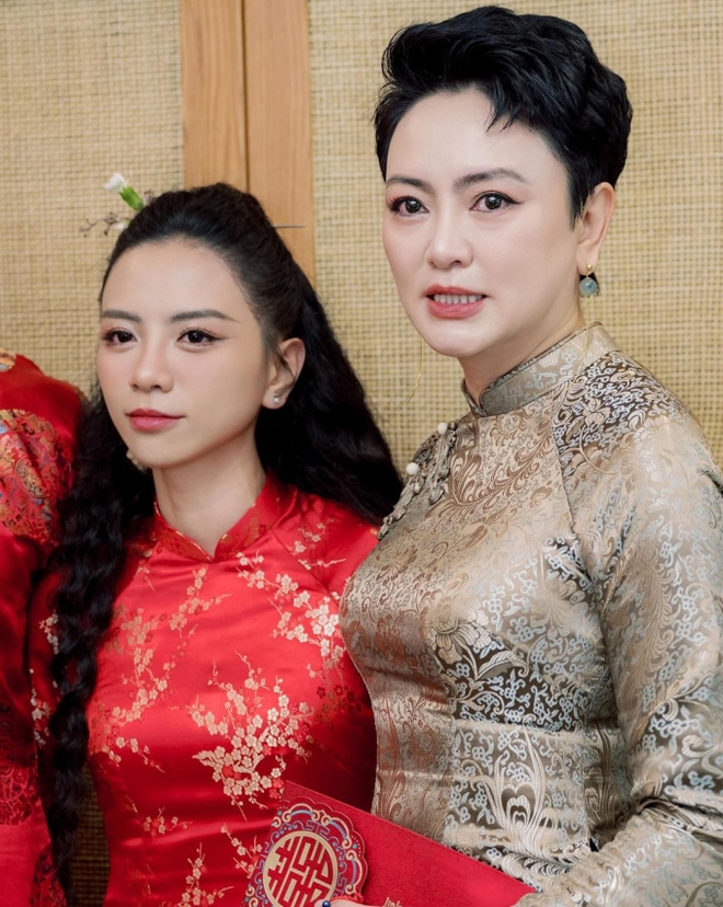 Ái nữ lấy chồng, cô Văn Thuỳ …