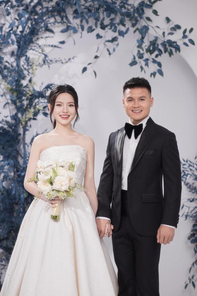 Hé lộ hình ảnh đầu tiên rạp cưới của Quang Hải - Chu Thanh Huyền ở Đông Anh, mời 1200 khách, trang trí toàn bộ bằng hoa tươi - Ảnh 2.