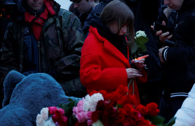 Chùm ảnh: Người dân Nga tưởng niệm hơn 130 nạn nhân vụ khủng bố và lời kể ám ảnh của người sống sót - Ảnh 6.