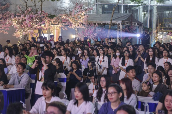 Mỹ Linh, Dalab, Hoàng Dũng,… và nhiều nghệ sĩ cùng “tắt đèn’ hưởng ứng Giờ Trái đất - Ảnh 2.