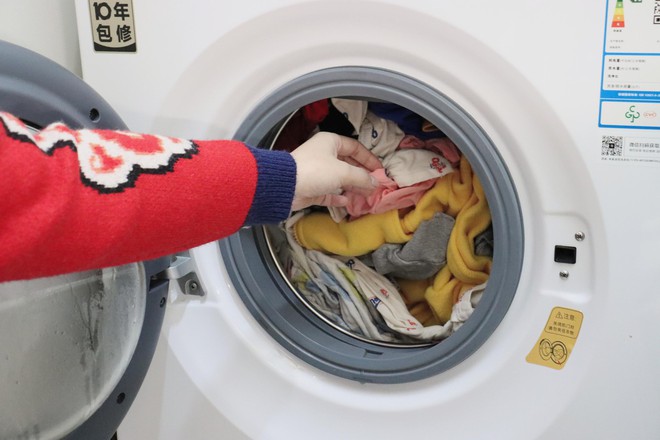 Chữ “KG” trên máy giặt chỉ trọng lượng quần áo khô hay quần áo ướt? Rất nhiều người đã nhầm - Ảnh 2.