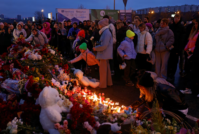 Chùm ảnh: Người dân Nga tưởng niệm hơn 130 nạn nhân vụ khủng bố và lời kể ám ảnh của người sống sót - Ảnh 4.