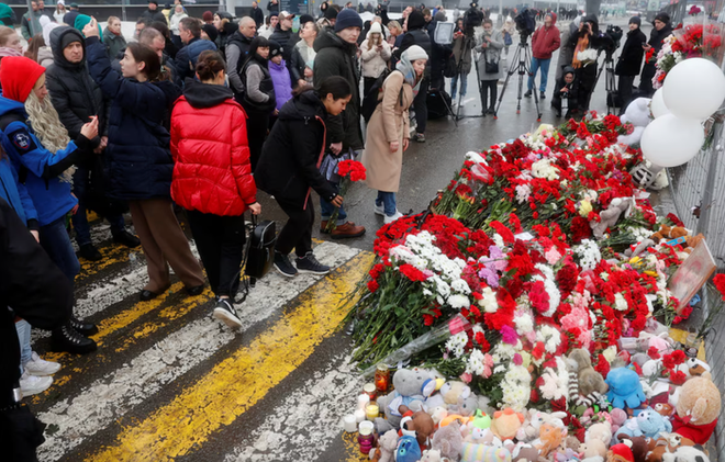 Chùm ảnh: Người dân Nga tưởng niệm hơn 130 nạn nhân vụ khủng bố và lời kể ám ảnh của người sống sót - Ảnh 3.