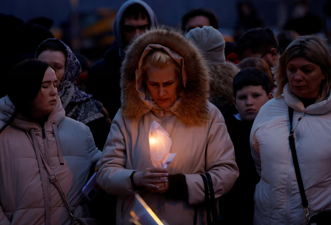 Chùm ảnh: Người dân Nga tưởng niệm hơn 130 nạn nhân vụ khủng bố và lời kể ám ảnh của người sống sót - Ảnh 1.