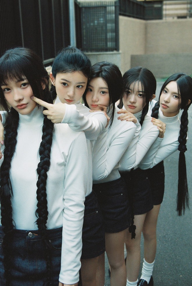 HYBE ra mắt nhóm nữ mới: Giao diện và âm nhạc như “em gái NewJeans, mới debut đã siêu hot ăn đứt tân binh YG! - Ảnh 10.