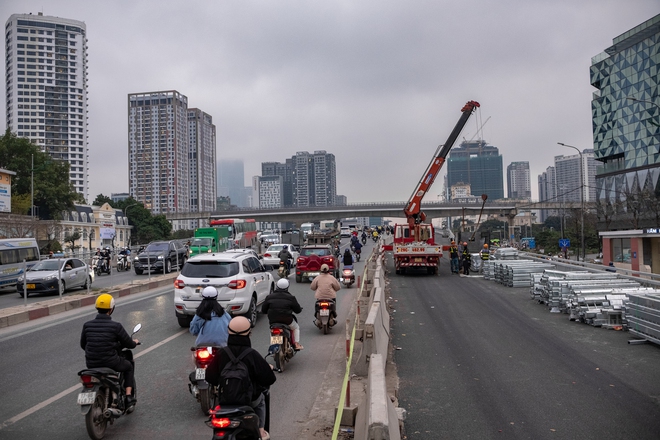 Hà Nội: Xe máy vẫn lên cầu vượt Mai Dịch bất chấp biển cấm - Ảnh 9.