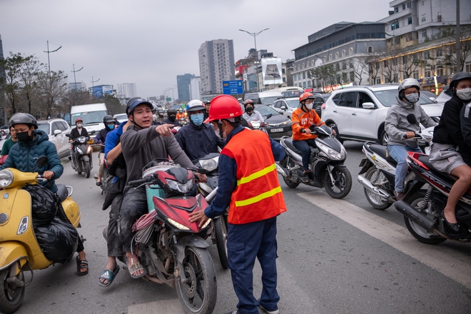 Hà Nội: Xe máy vẫn lên cầu vượt Mai Dịch bất chấp biển cấm - Ảnh 5.