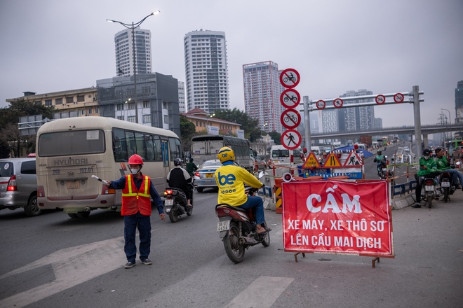 Hà Nội: Xe máy vẫn lên cầu vượt Mai Dịch bất chấp biển cấm - Ảnh 2.