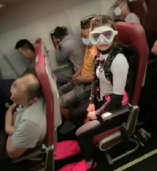 Né phí hành lý, giới trẻ Trung Quốc đua nhau mặc cả núi quần áo khi lên máy bay - Ảnh 3.