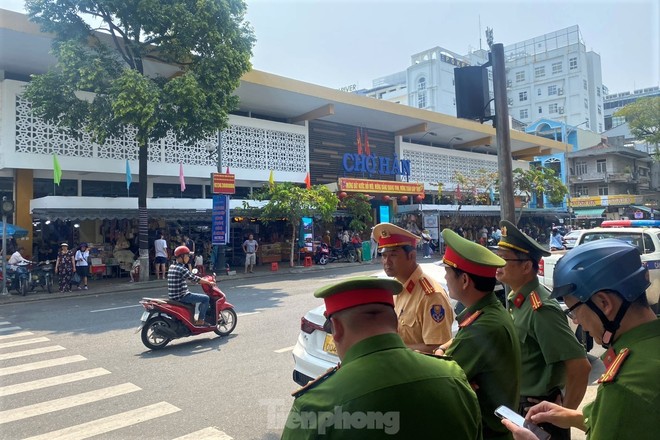 Chợ du lịch lớn nhất Đà Nẵng thoáng hơn trong ngày đầu đi một chiều, dẹp vỉa hè - Ảnh 15.
