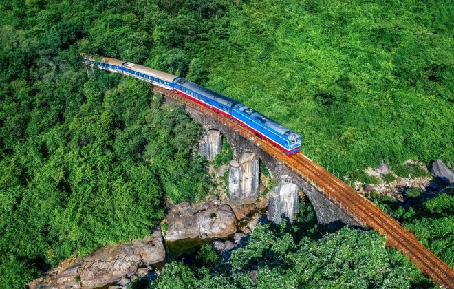 Cung đường di sản đẹp nhất Việt Nam chỉ đi tàu hỏa mới ngắm được, giới trẻ rủ nhau xách ba lô lên và đi ngay! - Ảnh 1.