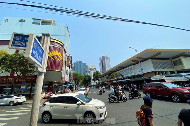 Chợ du lịch lớn nhất Đà Nẵng thoáng hơn trong ngày đầu đi một chiều, dẹp vỉa hè - Ảnh 5.