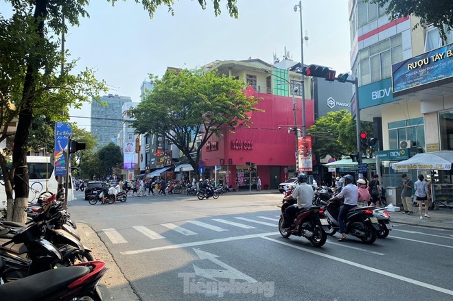 Chợ du lịch lớn nhất Đà Nẵng thoáng hơn trong ngày đầu đi một chiều, dẹp vỉa hè - Ảnh 4.