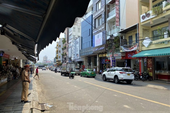 Chợ du lịch lớn nhất Đà Nẵng thoáng hơn trong ngày đầu đi một chiều, dẹp vỉa hè - Ảnh 2.