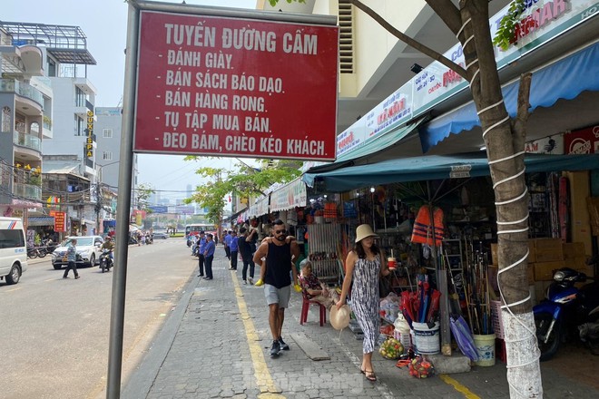 Chợ du lịch lớn nhất Đà Nẵng thoáng hơn trong ngày đầu đi một chiều, dẹp vỉa hè - Ảnh 14.