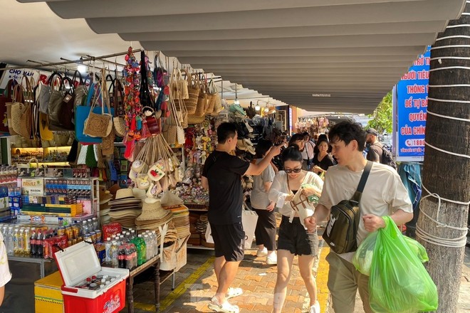Chợ du lịch lớn nhất Đà Nẵng thoáng hơn trong ngày đầu đi một chiều, dẹp vỉa hè - Ảnh 13.
