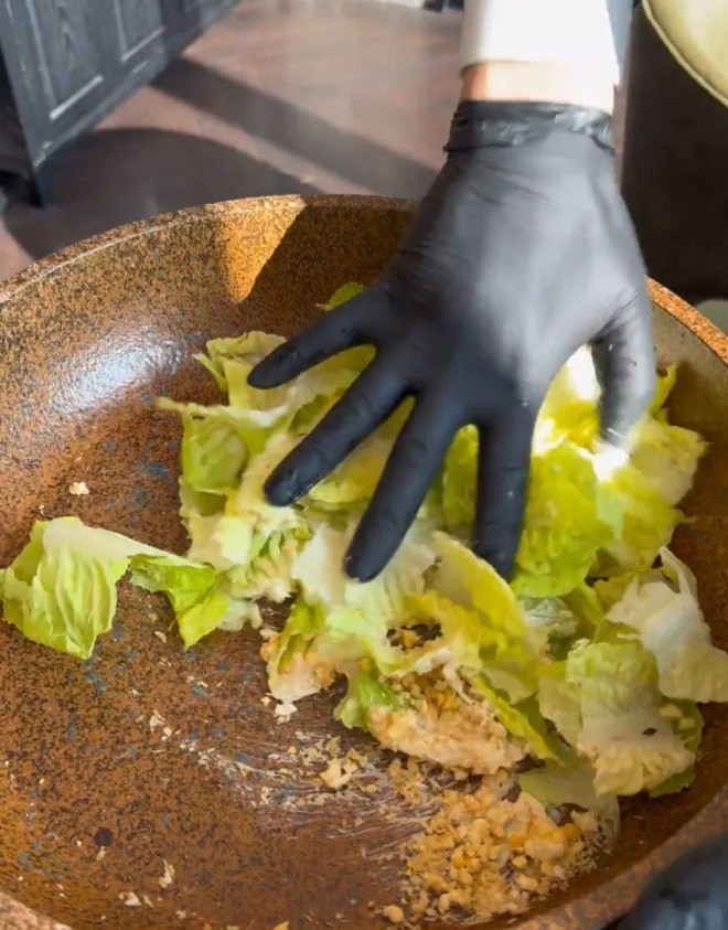 Cơm nh&agrave; gi&agrave;u Thượng Hải g&acirc;y tranh c&atilde;i với gi&aacute; như tr&ecirc;n trời: C&oacute; g&igrave; trong m&oacute;n salad hơn 700.000 đồng v&agrave; đĩa b&aacute;nh sừng b&ograve; b&eacute; như ng&oacute;n tay? - Ảnh 4.