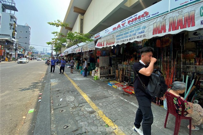 Chợ du lịch lớn nhất Đà Nẵng thoáng hơn trong ngày đầu đi một chiều, dẹp vỉa hè - Ảnh 11.