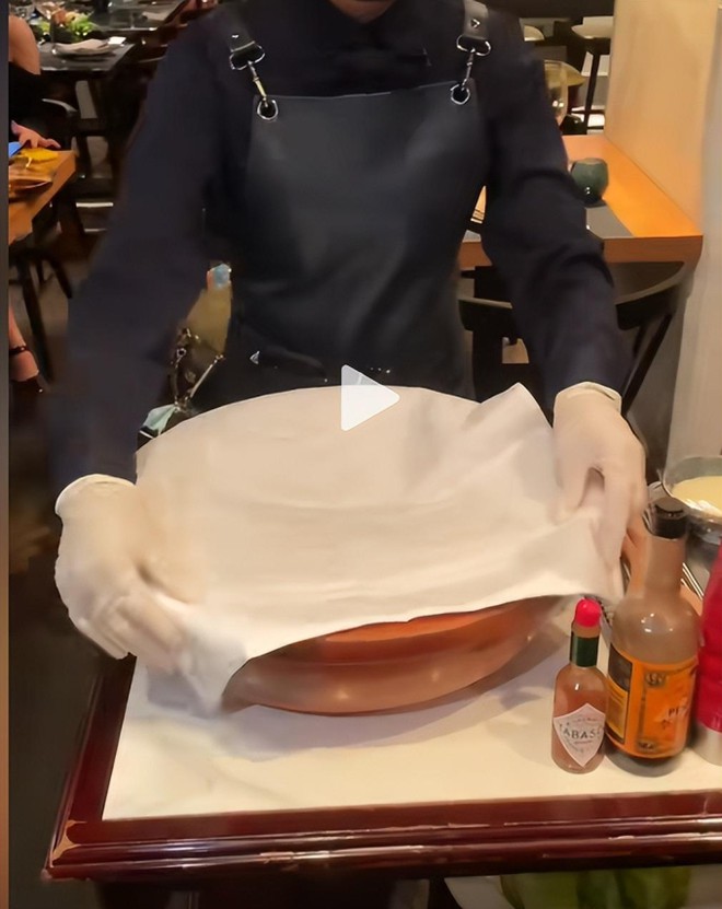 Cơm nh&agrave; gi&agrave;u Thượng Hải g&acirc;y tranh c&atilde;i với gi&aacute; như tr&ecirc;n trời: C&oacute; g&igrave; trong m&oacute;n salad hơn 700.000 đồng v&agrave; đĩa b&aacute;nh sừng b&ograve; b&eacute; như ng&oacute;n tay? - Ảnh 3.
