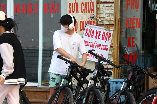 Nắng lên, dịch vụ cho thuê xe đạp ở hồ Tây sôi động, thu tiền triệu mỗi ngày - Ảnh 4.