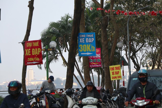 Nắng lên, dịch vụ cho thuê xe đạp ở hồ Tây sôi động, thu tiền triệu mỗi ngày - Ảnh 2.