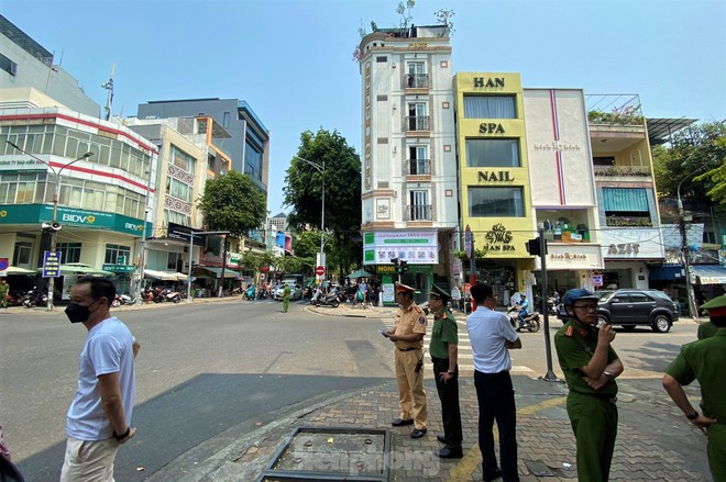 Chợ du lịch lớn nhất Đà Nẵng thoáng hơn trong ngày đầu đi một chiều, dẹp vỉa hè - Ảnh 7.