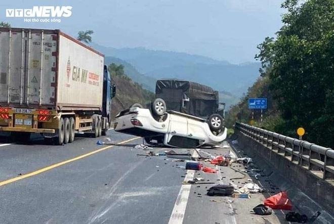 Ô tô bán tải lật ngửa trên cao tốc La Sơn - Tuý Loan, 2 người bị thương - Ảnh 1.