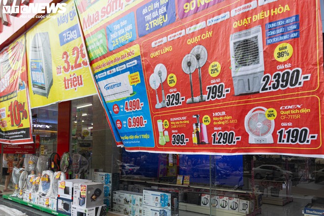 Siêu thị điện máy Hà Nội dồn dập giảm giá sản phẩm, hút khách đầu hè - Ảnh 1.