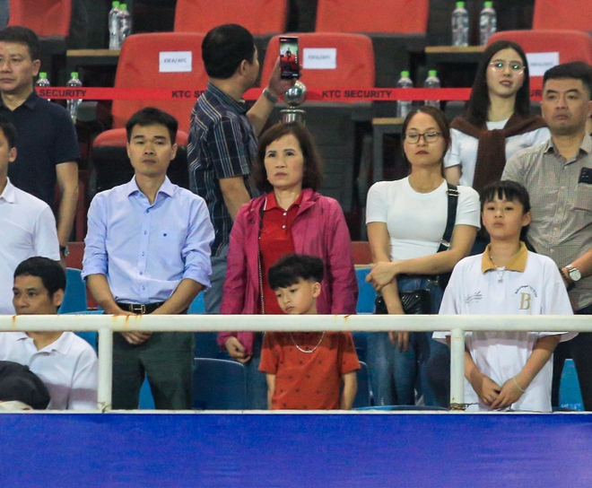 Hòa Minzy, vợ Bùi Tiến Dũng nổi bật trên khán đài SVĐ Mỹ Đình cổ vũ tuyển Việt Nam đấu Indonesia - Ảnh 8.