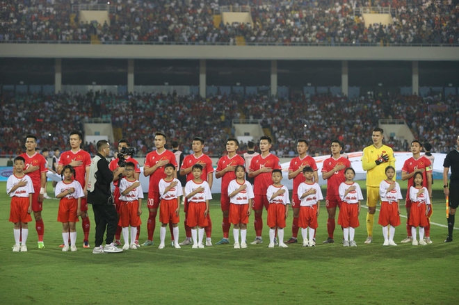 Bùi Tiến Dũng có chia sẻ đầu tiên sau trận thua đau trước Indonesia, làm điều đặc biệt này cho Quang Hải - Ảnh 3.