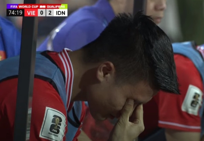 Thương Quang Hải, mắt rưng rưng như muốn khóc, rồi lại vò đầu bứt tai vì bị HLV Troussier coi là người thừa ở trận Việt Nam vs Indonesia - Ảnh 2.