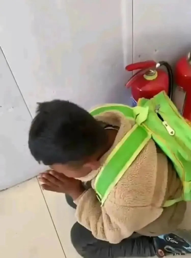 Phẫn nộ cảnh giáo viên mầm non bạo hành bé trai ở Trung Quốc: Chi tiết đứa trẻ chắp tay van nài khiến ai nhìn cũng đau đớn - Ảnh 4.