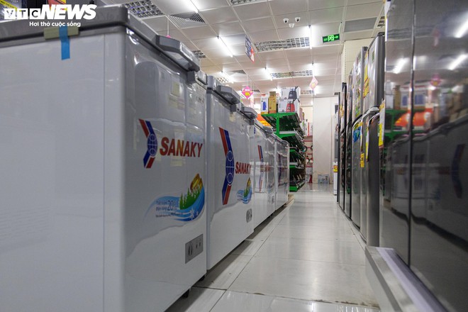 Siêu thị điện máy Hà Nội dồn dập giảm giá sản phẩm, hút khách đầu hè - Ảnh 12.