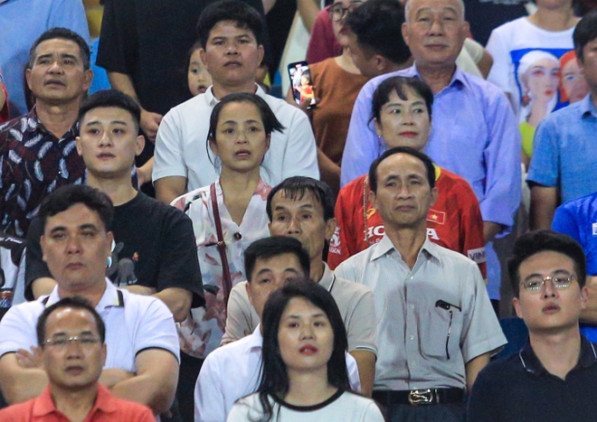 Hòa Minzy, vợ Bùi Tiến Dũng nổi bật trên khán đài SVĐ Mỹ Đình cổ vũ tuyển Việt Nam đấu Indonesia - Ảnh 7.