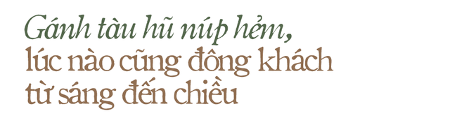 Gánh tàu hũ đường mật núp hẻm bán hơn 30 năm lúc nào cũng tấp nập người đến ăn, không nỡ tăng giá vì... thương khách - Ảnh 2.